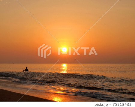 Slow shutter seascape view and beautiful sunrise Slow shutter seascape view and beautiful sunrise 75518432