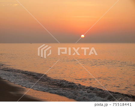 Slow shutter seascape view and beautiful sunrise Slow shutter seascape view and beautiful sunrise 75518441