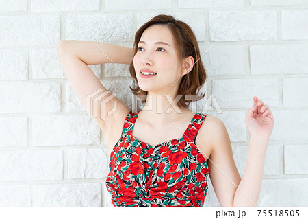 ワンピースを着た可愛い女性 75518505