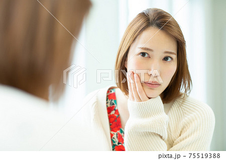 鏡を見る綺麗な女性 鏡を見る綺麗な女性 75519388