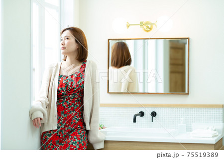 鏡を見る綺麗な女性 鏡を見る綺麗な女性 75519389