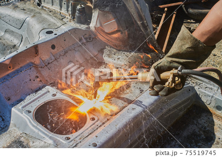 Car Mechanic Cut Car Frame by Oxygen Acetylene Cutting Technique 75519745