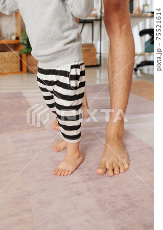 Father teaching son to walk Father teaching son to walk 75521614