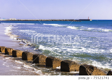 会瀬港近くの海岸 75521741