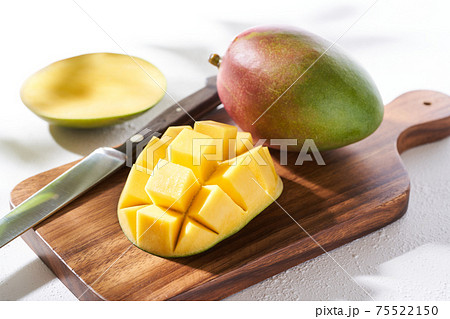 カットされたアップルマンゴー カットされたアップルマンゴー 75522150