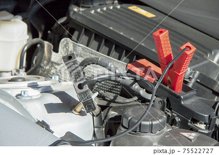 車のバッテリー充電 75522727