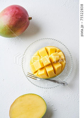 カットされたアップルマンゴー カットされたアップルマンゴー 75522838