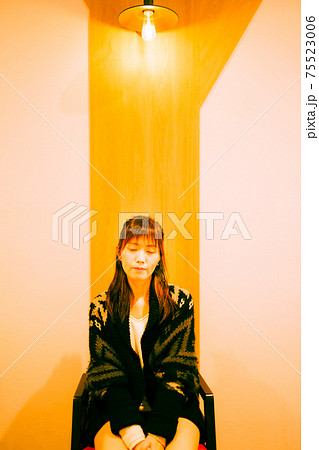 かわいいライトの下のかわいい女子 かわいいライトの下のかわいい女子 75523006