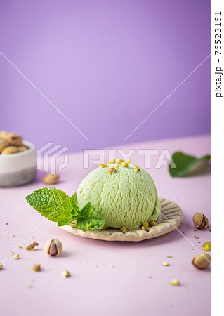 Pistachio ice cream 75523151