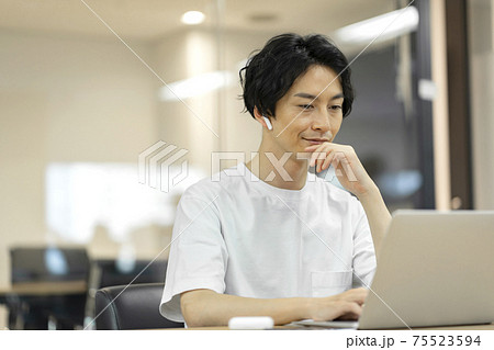 シェアオフィスで仕事をする男性　 75523594