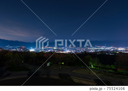 山梨の街並み夜景 新日本三大夜景 笛吹川フルーツ公園から の写真素材