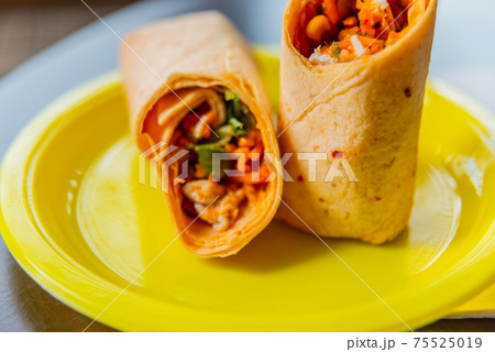 Chicken breast with piri piri sauce and lettuce in a chili tortilla wrap 75525019