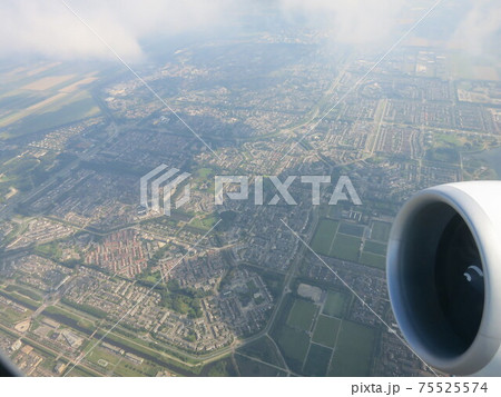 飛行機内からオランダ上空を眺める 75525574