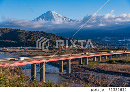 （静岡県）東名高速道路・富士川橋と富士山 75525632