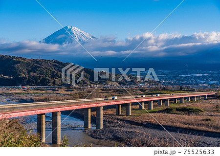 （静岡県）東名高速道路・富士川橋と富士山 75525633