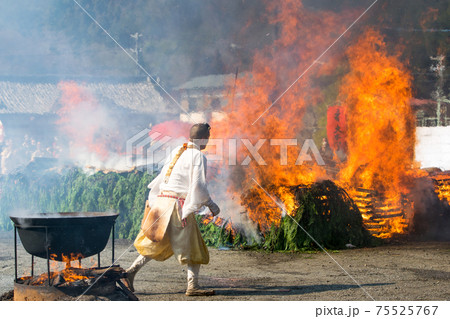 東京都　高尾山薬王院　火渡り祭 75525767