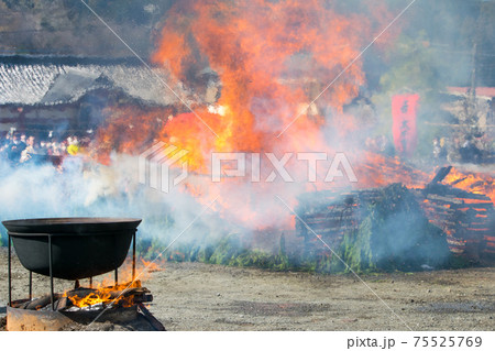 東京都　高尾山薬王院　火渡り祭 75525769