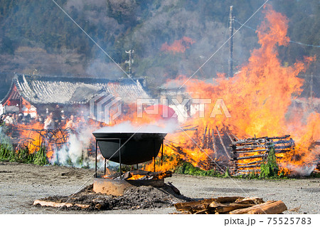 東京都 高尾山薬王院 火渡り祭 東京都 高尾山薬王院 火渡り祭 75525783