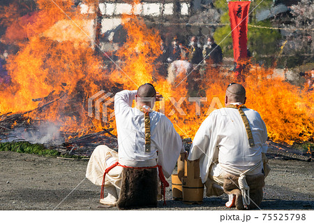 東京都　高尾山薬王院　火渡り祭 75525798