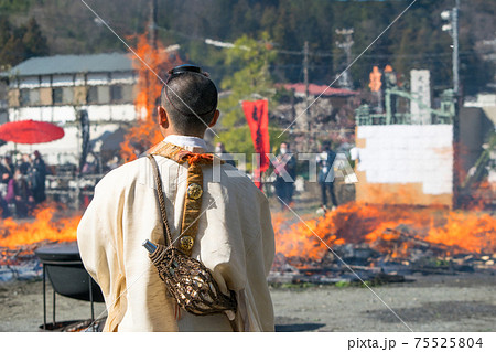 東京都　高尾山薬王院　火渡り祭 75525804