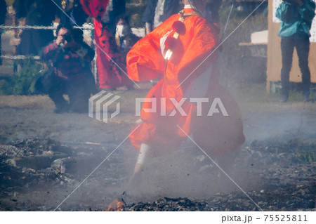 東京都 高尾山薬王院 火渡り祭 僧正の火渡り 東京都 高尾山薬王院 火渡り祭 僧正の火渡り 75525811