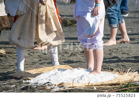 東京都　高尾山薬王院　火渡り祭 75525823