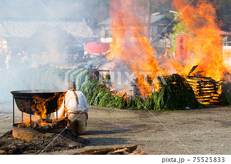 東京都　高尾山薬王院　火渡り祭 75525833