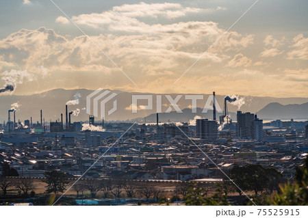 (静岡県)岩本山から望む、富士市の工業地帯 (静岡県)岩本山から望む、富士市の工業地帯 75525915