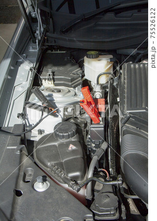 車のバッテリー充電 75526122