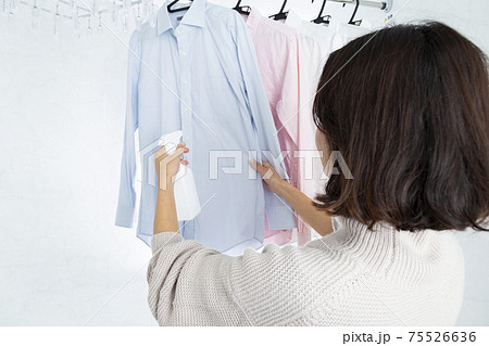 洗濯物にスプレーをする女性 75526636