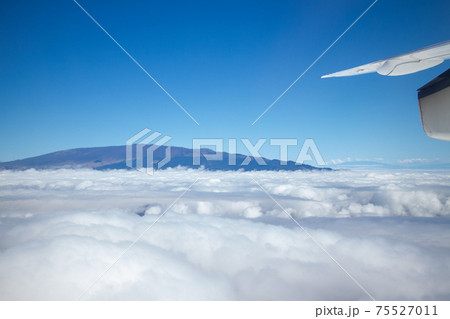 雲海を突き抜ける山 75527011