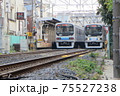 埼京線の十条駅ホームに並んで停車中の上り、下りの電車です。赤羽寄りで撮影 75527238