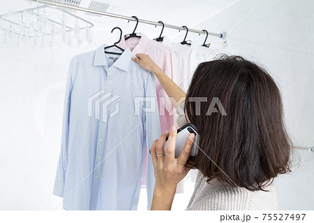 浴室で洗濯物を干す女性 75527497