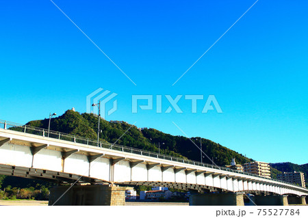 岐阜市、長良川に架かる長良橋と岐阜城金華山の風景 75527784