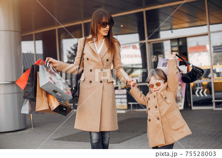 Mother and daughter with shopping bag in a city Mother and daughter with shopping bag in a city 75528003