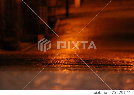 オレンジに染まる石畳 75529174