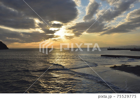 江ノ島海岸×夕日 その2 江ノ島海岸×夕日 その2 75529775