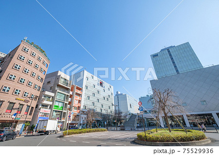 都市風景　東京電機大学前のロータリーと街並み　東京都足立区 75529936