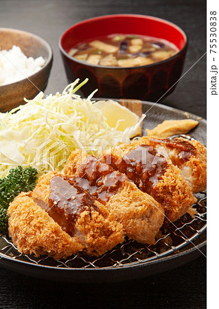 ソースをかけたトンカツ定食 ソースをかけたトンカツ定食 75530838