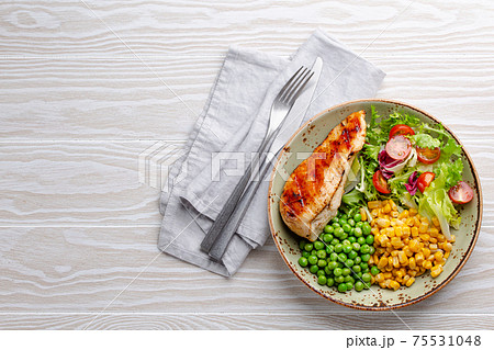 Healthy chicken breast with salad 75531048
