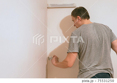 Man painting walls 75531250