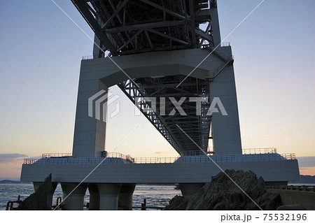 大鳴門橋を下から望む(淡路島側から) 大鳴門橋を下から望む(淡路島側から) 75532196