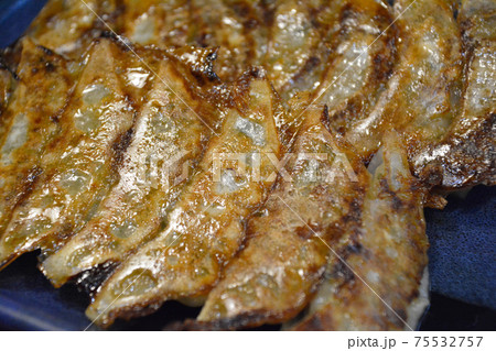 しっかり焼き目の付いた、日本の中華料理屋の焼き餃子二人前。よく焼き。 75532757