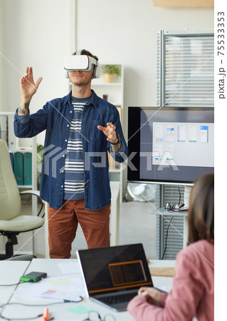 IT Developer Using VR in Office 75533353