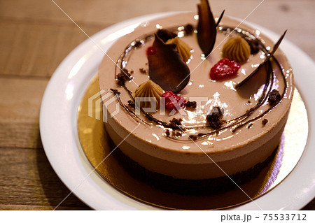 美味しそうなチョコレートムースケーキの写真素材