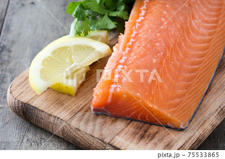 Raw salmon fillet,with lemon and parsley Raw salmon fillet,with lemon and parsley 75533865