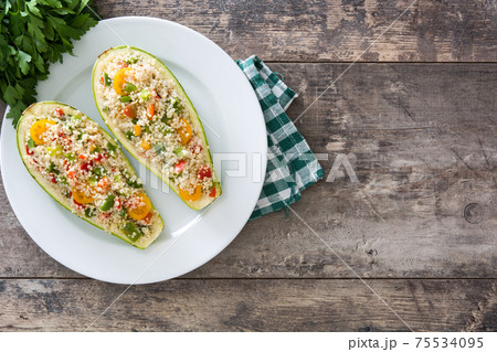 Stuffed zucchini with quinoa and vegetables 75534095