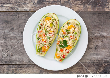 Stuffed zucchini with quinoa and vegetables 75534096