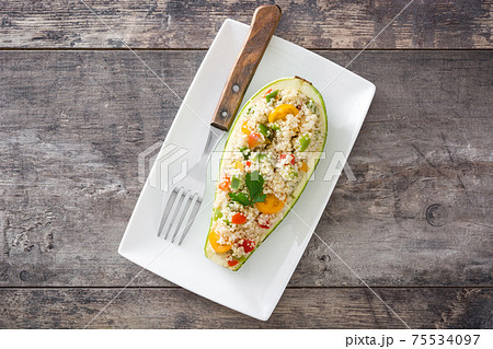 Stuffed zucchini with quinoa and vegetables 75534097
