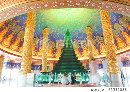 タイ・バンコクの寺院「ワット・パクナム」白い大仏塔内の5階 75535088